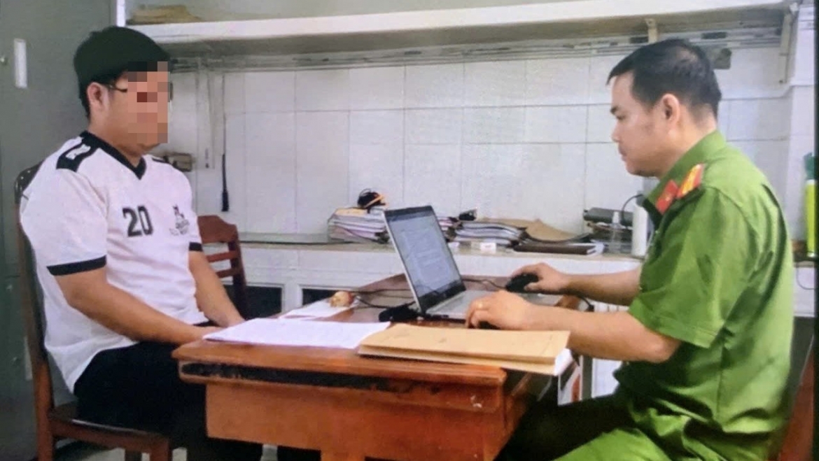 Điều tra viên làm việc với đối tượng Đặng Quang Vinh-   Ảnh: Công an TP Cần Thơ