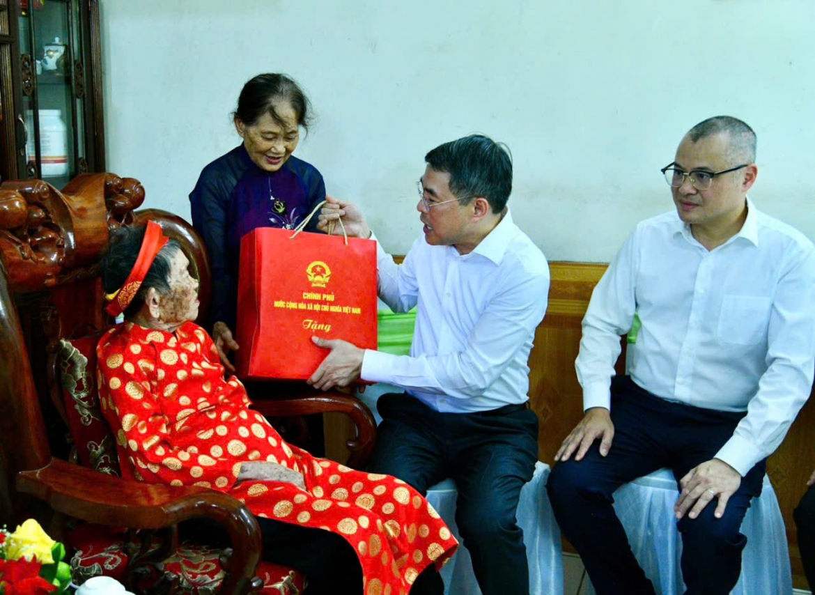 Thủ tướng Lê Minh Hưng và đoàn công tác đã thăm hỏi mẹ Nguyễn Thị Phước.