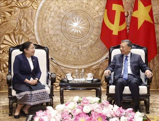 Tổng Bí thư, Chủ tịch nước Tô Lâm tiếp Trưởng Ban Tổ chức Trung ương Đảng Nhân dân Cách mạng Lào Sisay Leudetmounsone. Ảnh: Thống Nhất/TTXVN