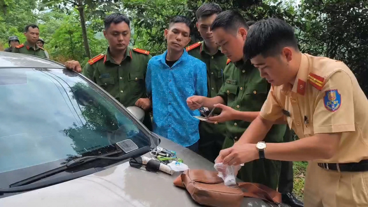 Lực lượng Công an khám xét phương tiện của đối tượng, thu giữ nhiều gói, viên nén ma túy cùng các đồ vật, tài liệu liên quan.