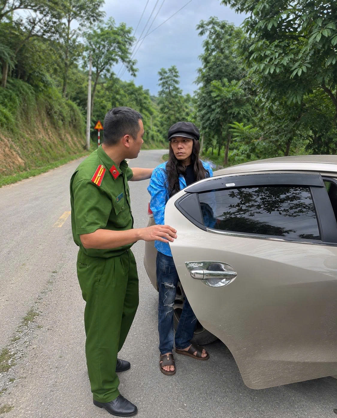 Đối tượng Trần Văn Tam bị lực lượng Công an khống chế, đưa về trụ sở làm việc