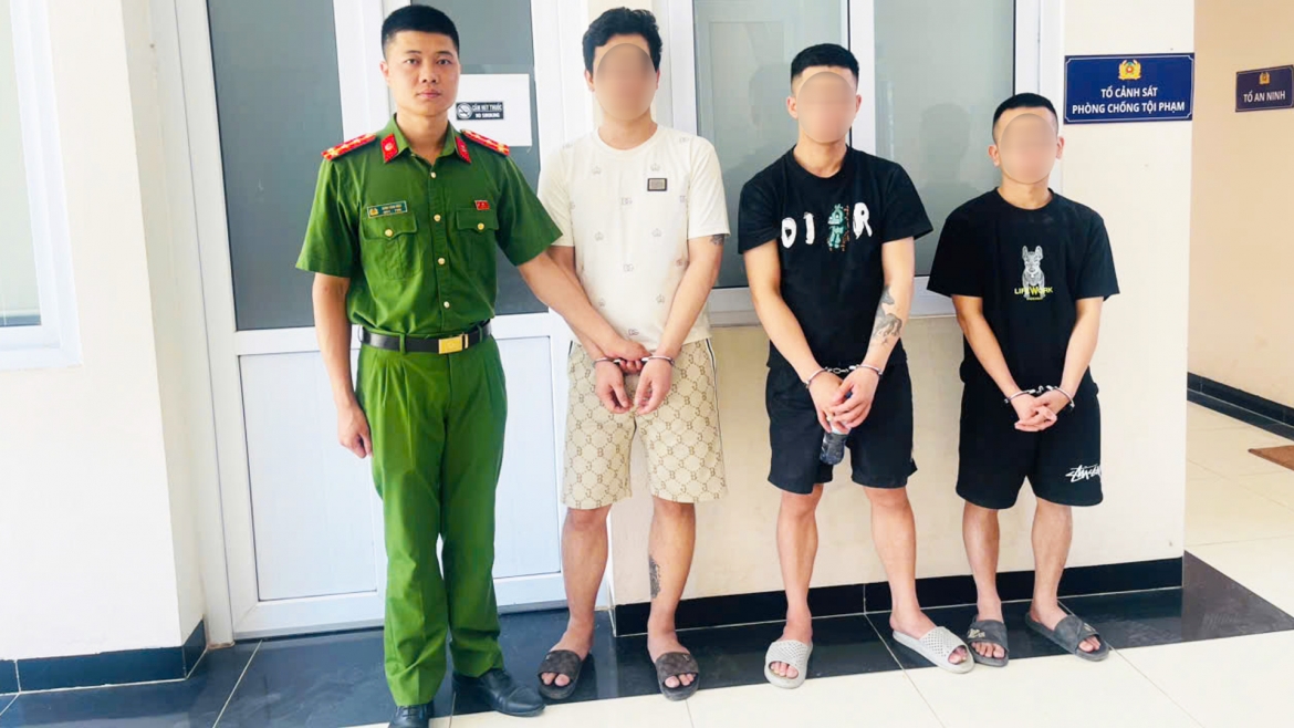 Lần lượt từ trái qua phải là Nguyễn Văn Đại, Nguyễn Đình Dũng và Tô Quang Lực tại cơ quan công an