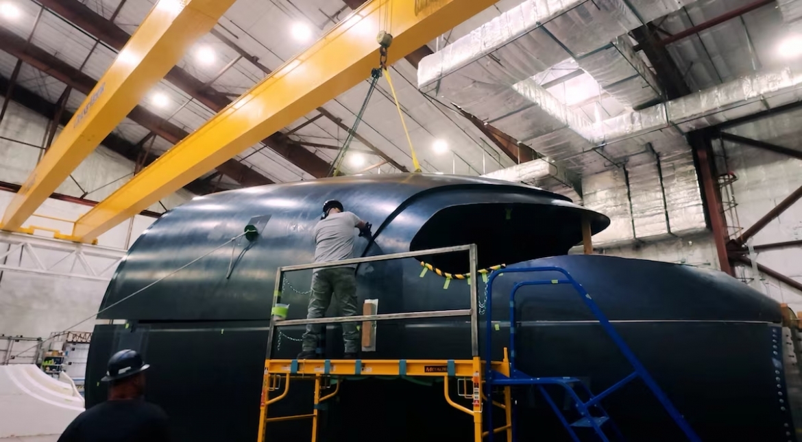 Chiếc máy bay cánh liền thân đầu tiên có kích thước thật đang dần thành hình tại sa mạc Mojave. (Ảnh: Reuters)
