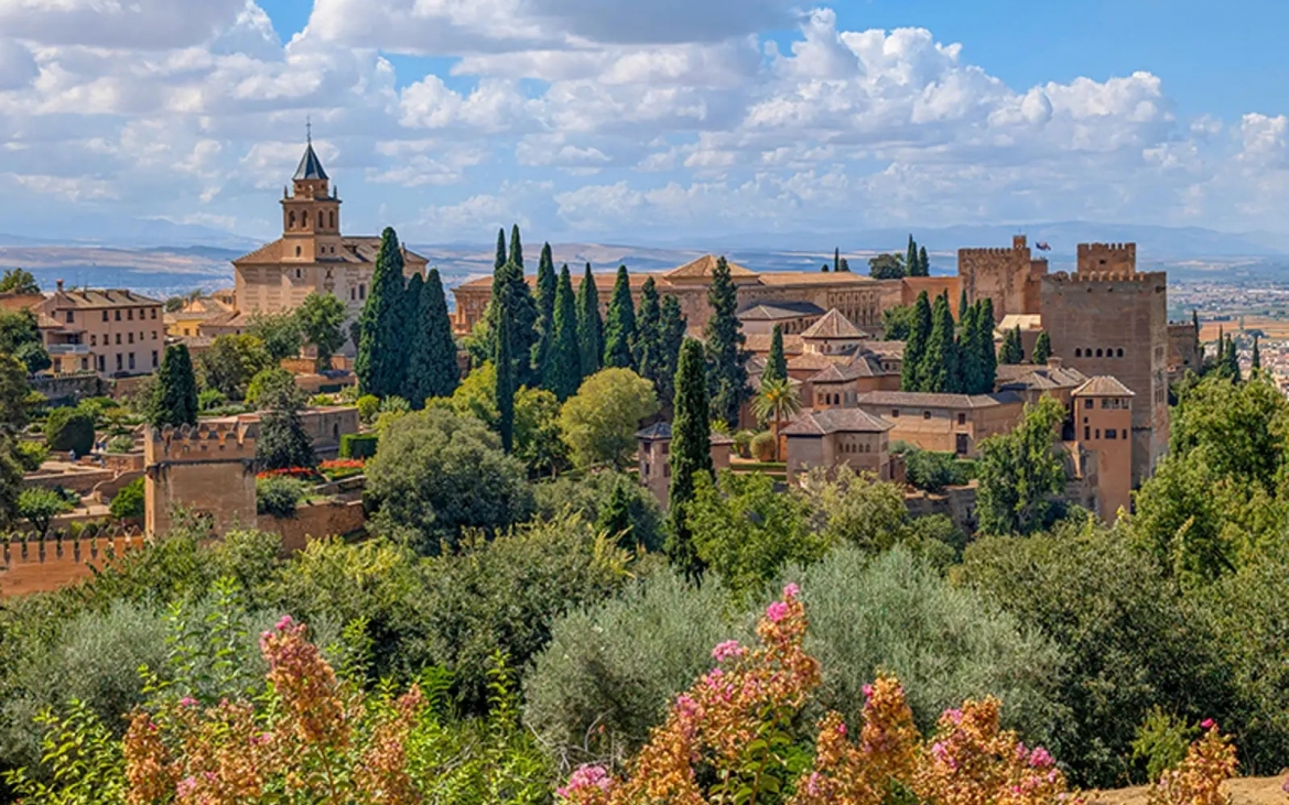 2. Granada. Đây là một trong những thành phố quyến rũ nhất Andalusia, nổi tiếng nhất với Alhambra - một quần thể ngoạn mục gồm cung điện, sân trong và khu vườn tươi tốt nằm trên nền những đỉnh núi Sierra Nevada.