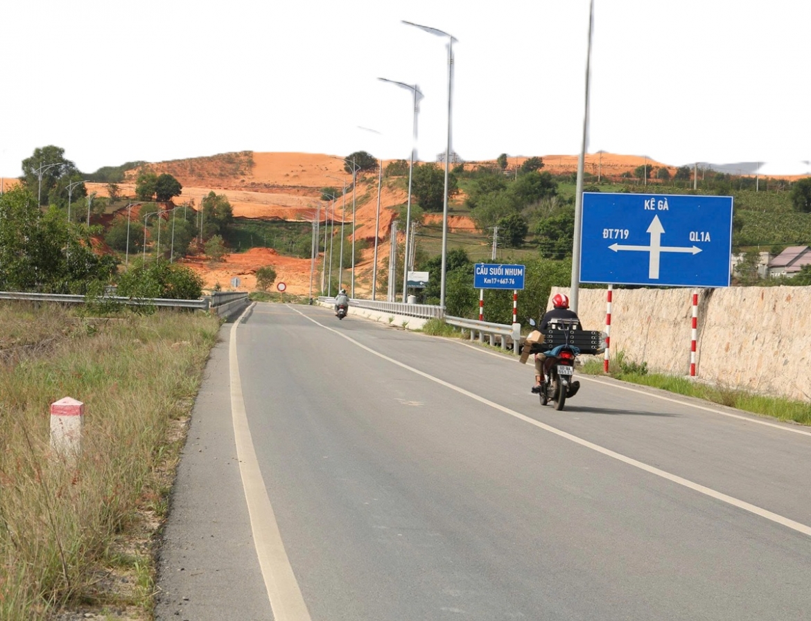 Tuyến đường ĐT719B Phan Thiết - Kê Gà đoạn qua cầu Suối Nhum. Ảnh: B.H