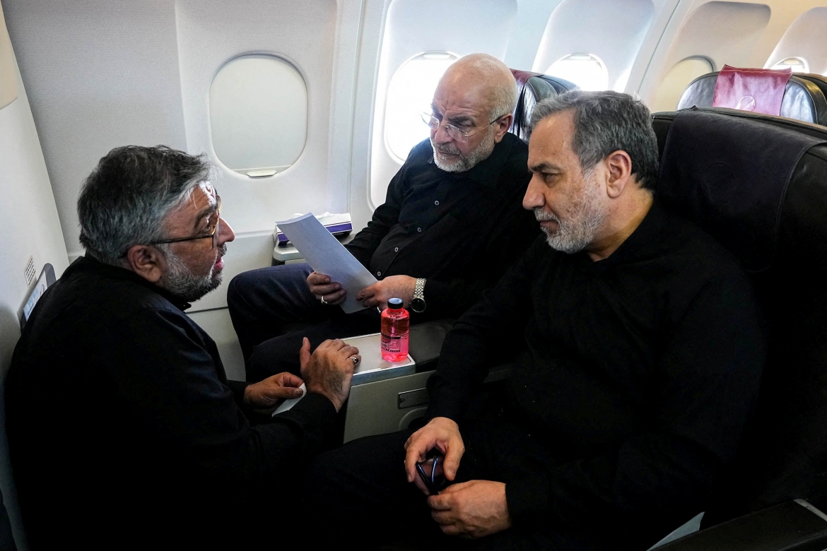 Chủ tịch Quốc hội Iran kiêm nhà đàm phán chính Mohammad Bagher Ghalibaf và Ngoại trưởng Iran Abbas Araqchi trên đường đến Zurich, Thụy Sĩ để dự cuộc đàm phán với Mỹ (Ảnh: Reuters)