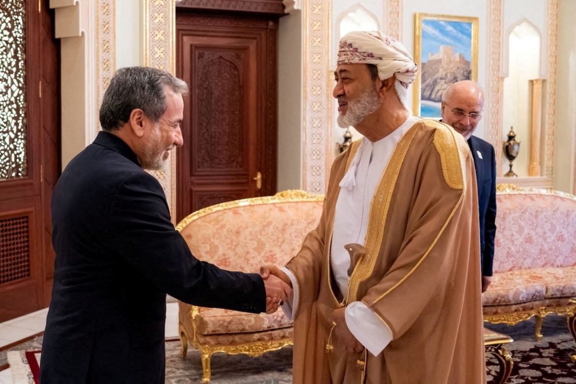 Quốc vương Oman Haitham bin Tariq Al Said tiếp Bộ trưởng Ngoại giao Iran Abbas Araqchi tại thủ đô Muscat, ngày 23/6 (Reuters)