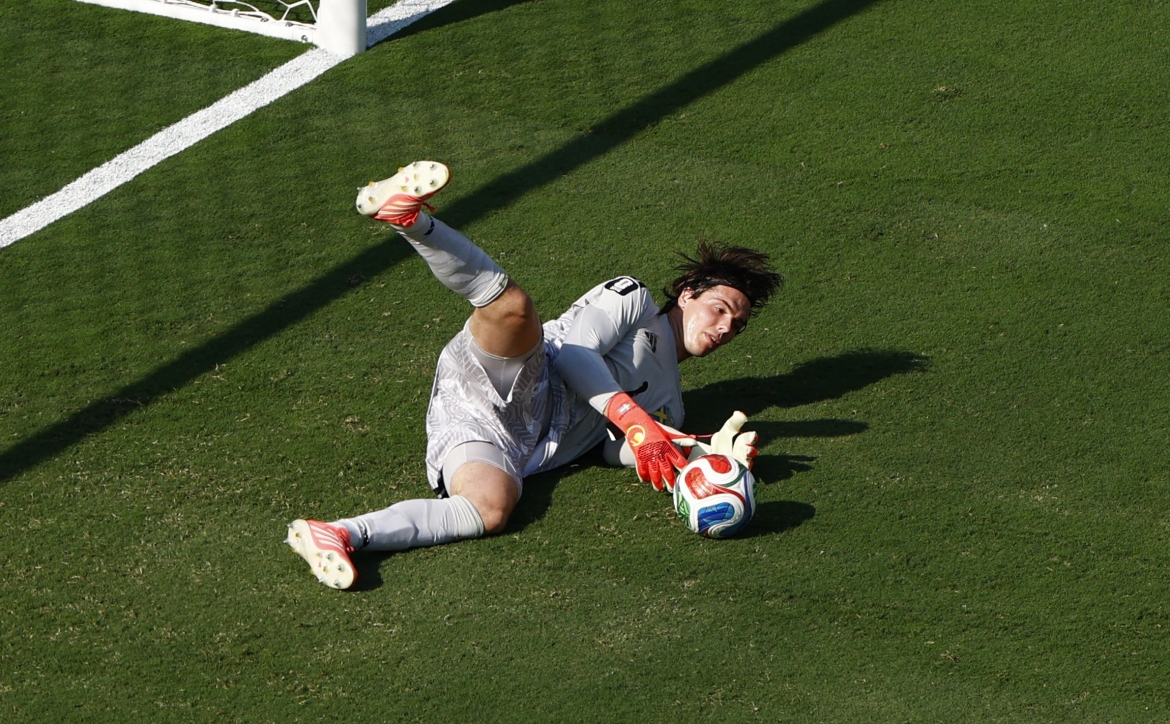 Thủ môn Zetterstrom bắt gọn cú sút của Digne. (Ảnh: Reuters)