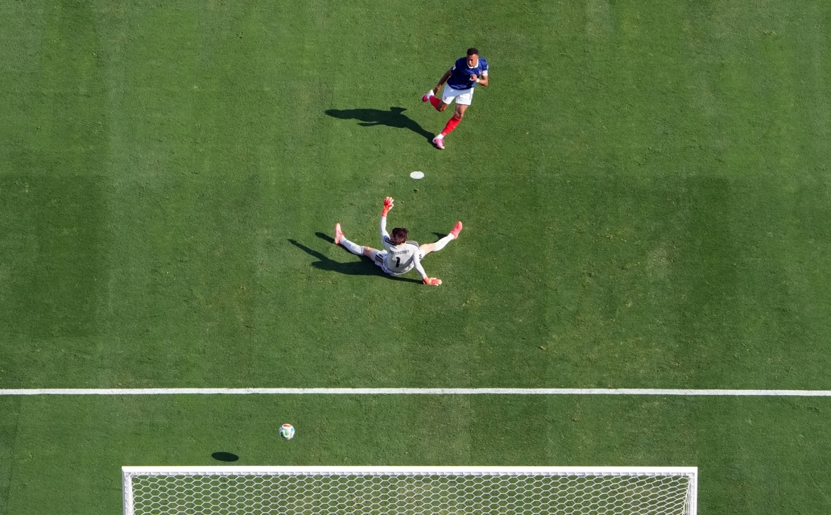 Mbappe sút tung lưới Thụy Điển nhưng bàn thắng không được công nhận vì lỗi việt vị. (Ảnh: Reuters)