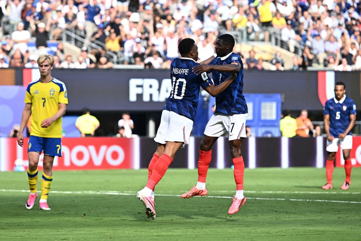 Mbappe ăn mừng cùng Dembele. (Ảnh: Reuters)