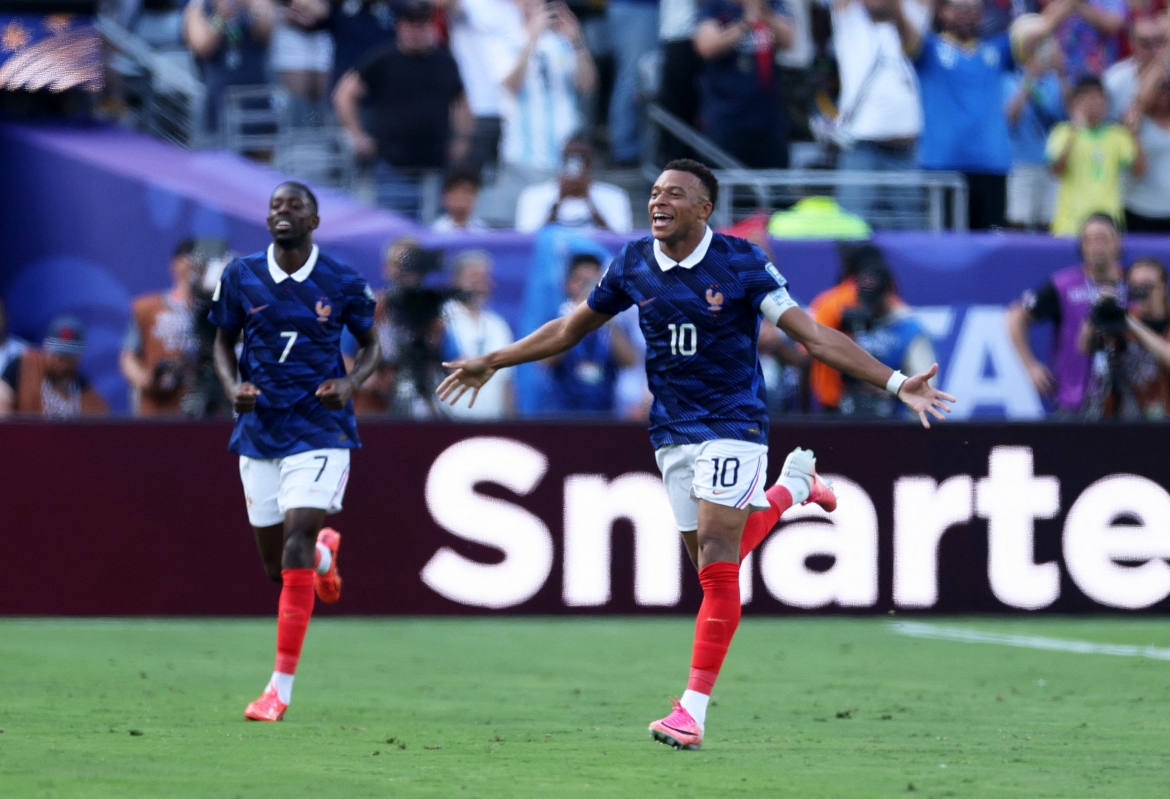 Mbappe mở tỷ số cho Pháp ở phút 45 sau pha kiến tạo của Dembele. (Ảnh: Reuters)