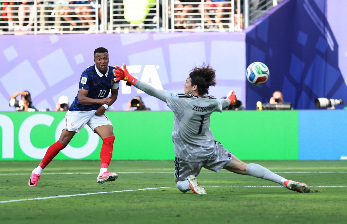 Pha lập công này giúp Mbappe có cùng 6 bàn thắng tại World Cup 2026 và cùng Messi dẫn đầu danh sách Vua phá lưới. (Ảnh: Reuters)