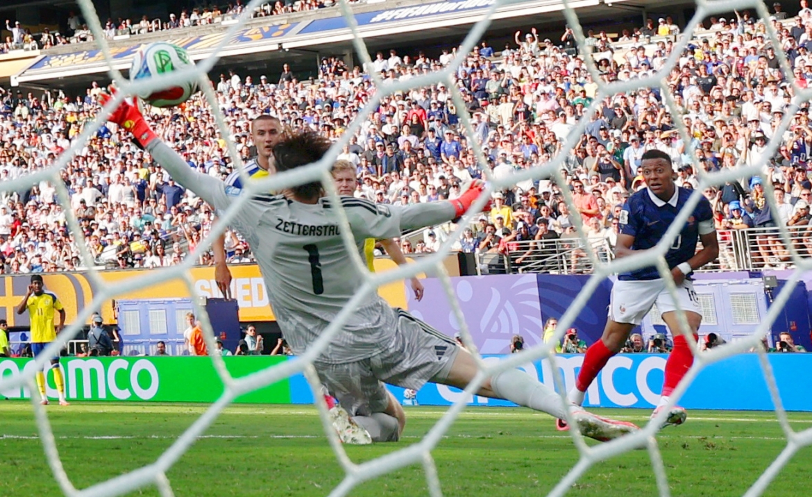 Mbappe xé lưới Thụy Điển với cú sút chéo góc. (Ảnh: Reuters)