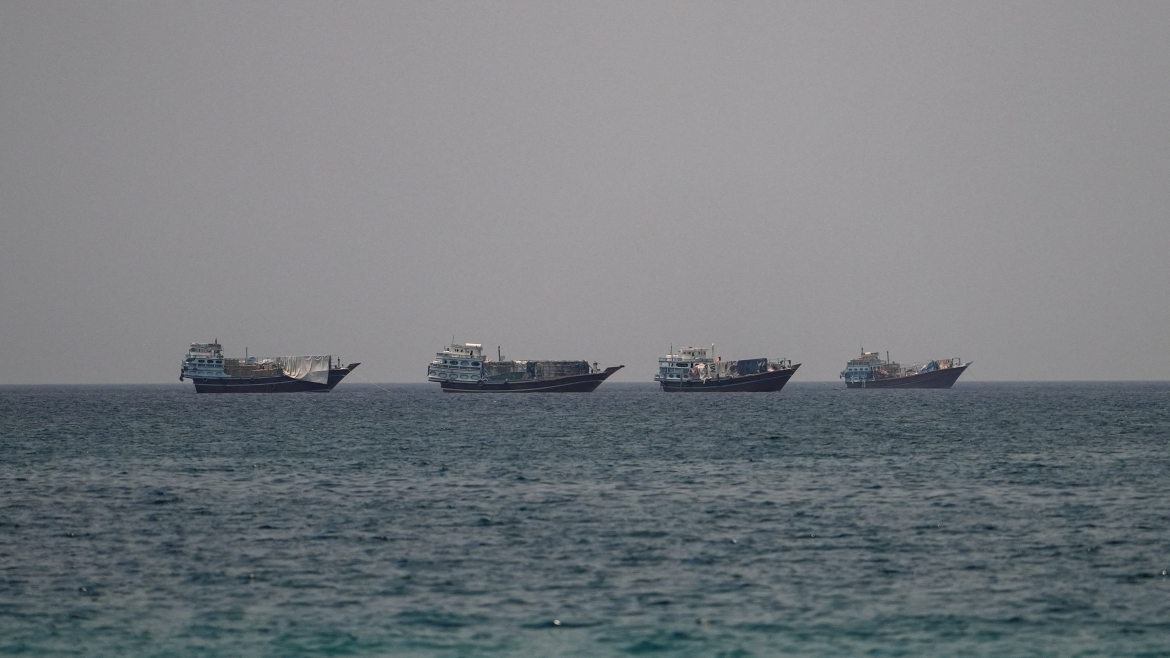 Tàu thuyền ở eo biển Hormuz được nhìn từ Musandam, Oman. Ảnh: Reuters