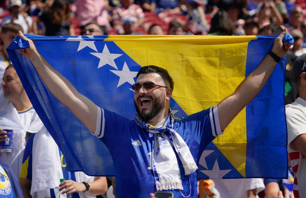 CĐV Bosnia trên khán đài. (Ảnh: Reuters)