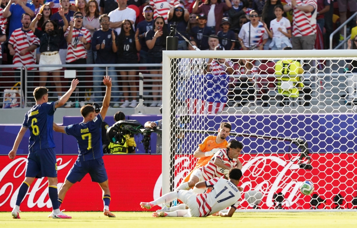 Pulisic đưa bóng vào lưới Bosnia nhưng bàn thắng không được công nhận. (Ảnh: Reuters)