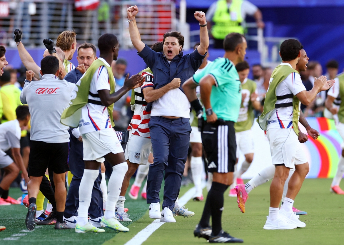 HLV Pochettino và các cầu thủ Mỹ ăn mừng cuồng nhiệt khi tiếng còi mãn cuộc vang lên. (Ảnh: Reuters)