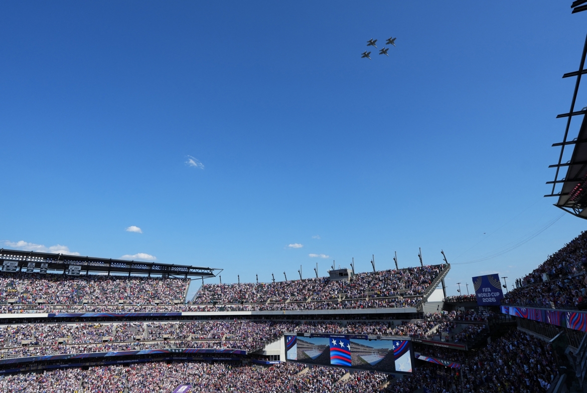 Đội hình máy bay phản lực bay ngang qua sân vận động Philadelphia. (Ảnh: Reuters)