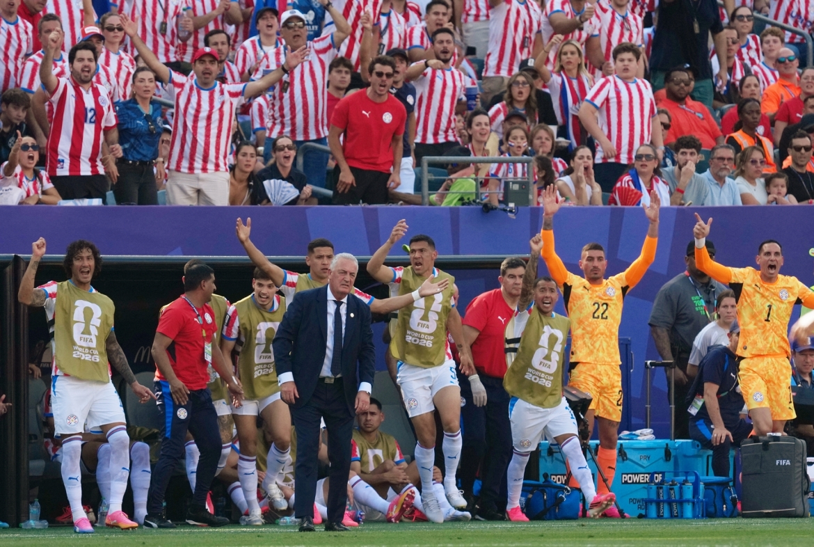 Các cầu thủ và CĐV Paraguay phản ứng dữ dội sau pha phạm lỗi của Barcola. (Ảnh: Reuters)