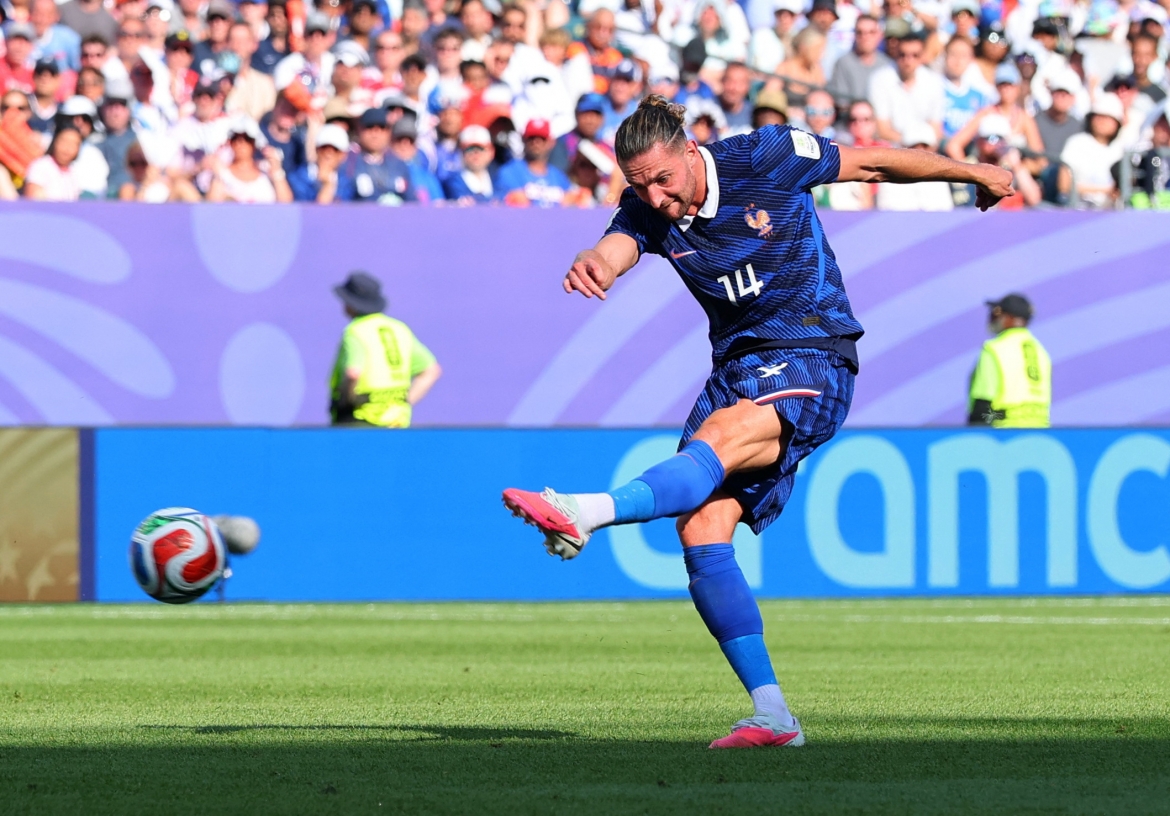 Rabiot tung cú "nã đại bác" từ cự ly khoảng 30m. (Ảnh: Reuters)