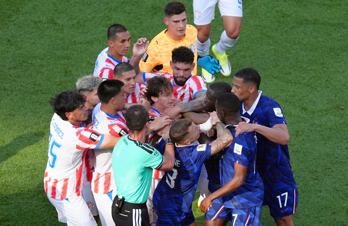 Cầu thủ Paraguay và Pháp nổi nóng sau pha va chạm. (Ảnh: Reuters)
