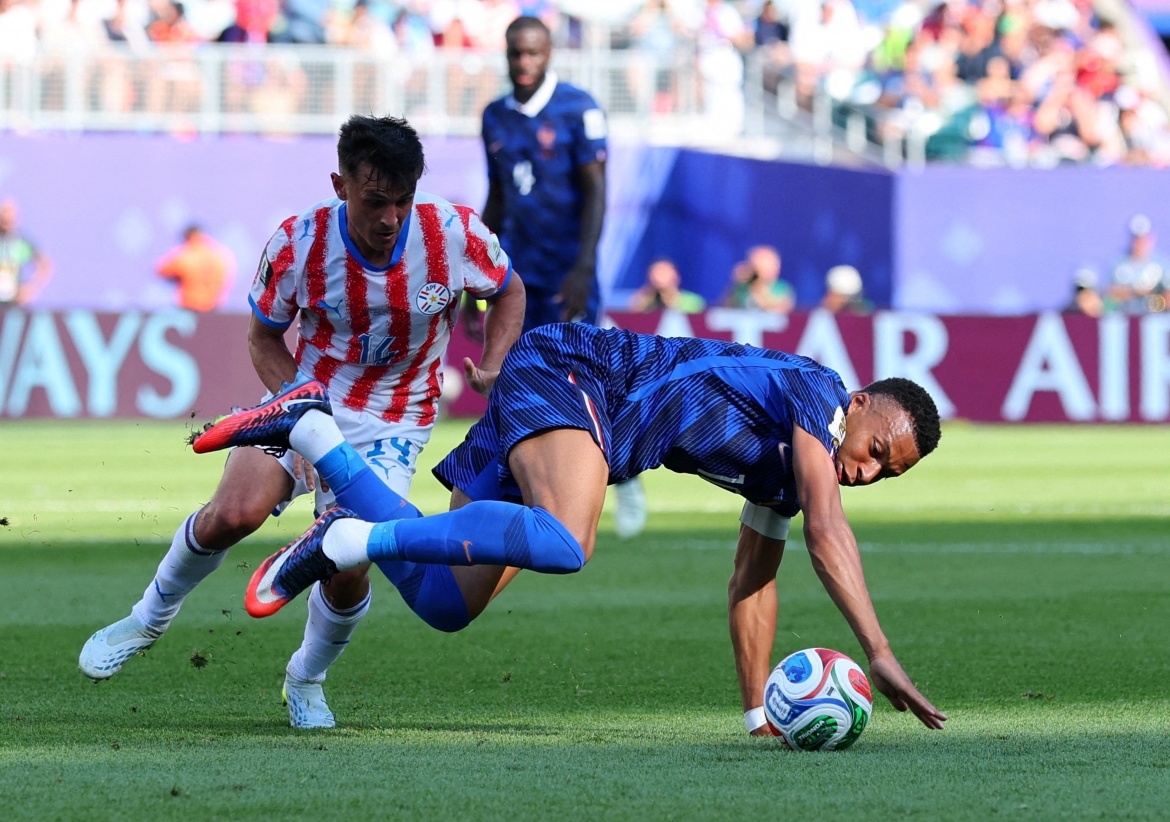 Cubas kéo ngã Mbappe. (Ảnh: Reuters)