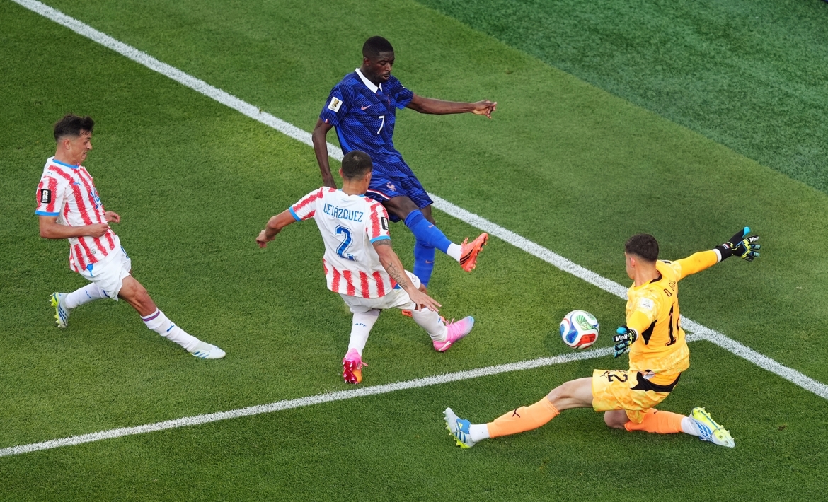 Dembele không thể làm nên chuyện khi dứt điểm từ góc hẹp. (Ảnh: Reuters)