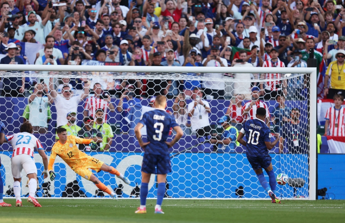 Mbappe đánh lừa thủ môn Gill trên chấm 11m. (Ảnh: Reuters)