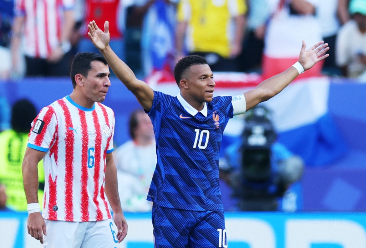 Cuối cùng hàng thủ Paraguay cũng không thể ngăn Mbappe ghi bàn. (Ảnh: Reuters)