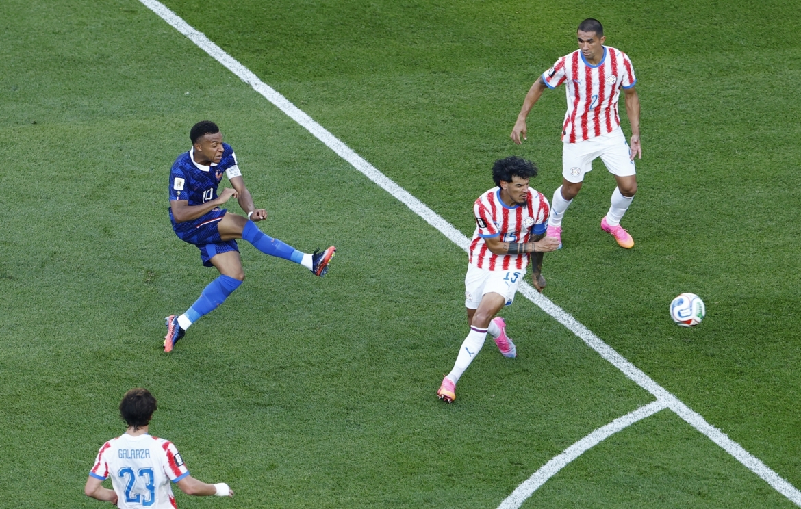 Cú dứt điểm của Mbappe. (Ảnh: Reuters)