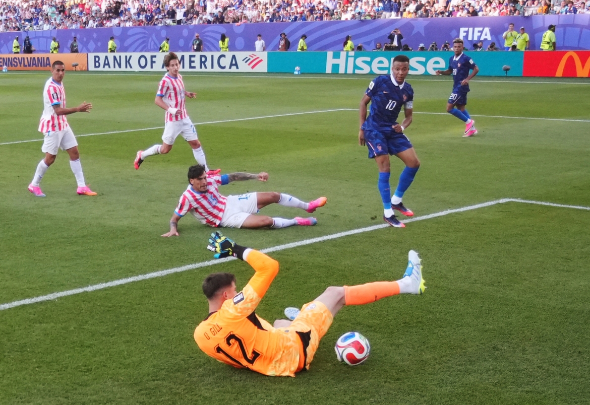 Thủ môn Gill liên tiếp cản phá 2 pha dứt điểm của Mbappe. (Ảnh: Reuters)