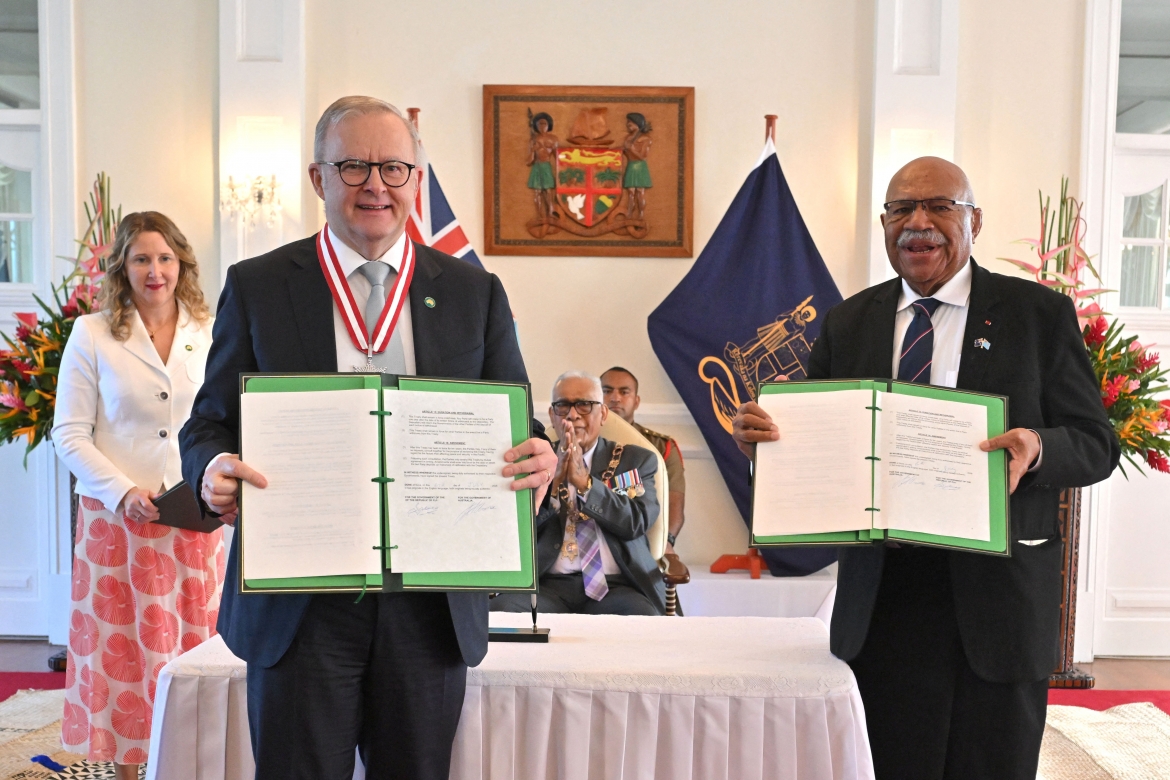 Thủ tướng Australia Anthony Albanese và Thủ tướng Fiji Sitiveni Rabuka tại lễ ký. Nguồn: Reuters.