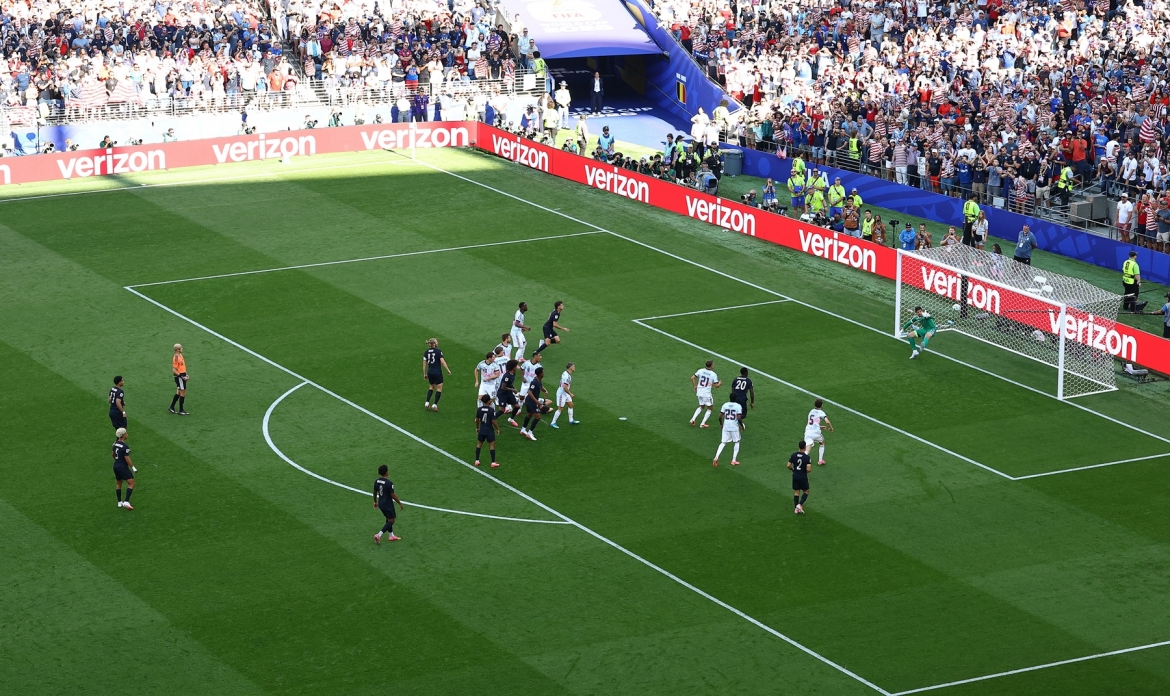 Thủ môn Courtois ngậm ngùi nhận bàn thua khi cú sút phạt của Tillman đưa bóng đập hàng rào đổi hướng. (Ảnh: Reuters)