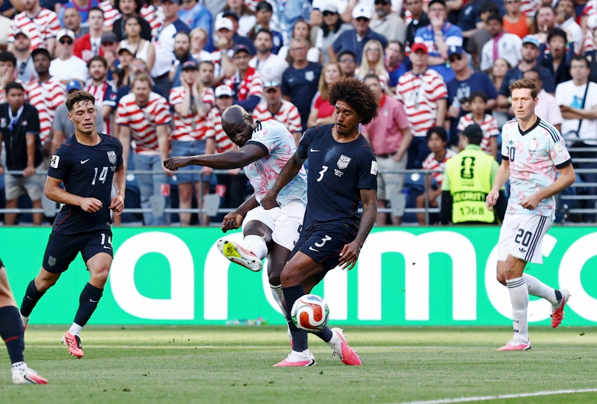 Pha dứt điểm thành bàn của Lukaku. (Ảnh: Reuters)
