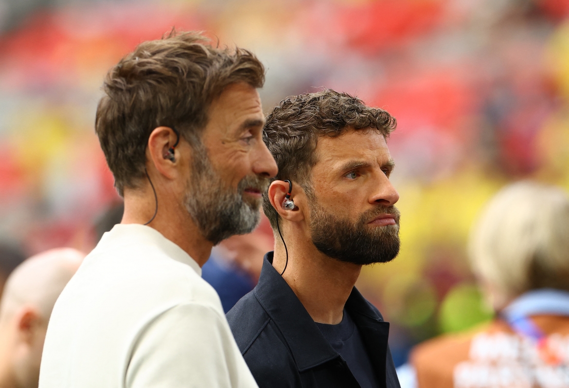 HLV Jurgen Klopp và tiền đạo Thomas Muller bình luận trước trận đấu ngay tại sân BC Place Vancouver. (Ảnh: Reuters)