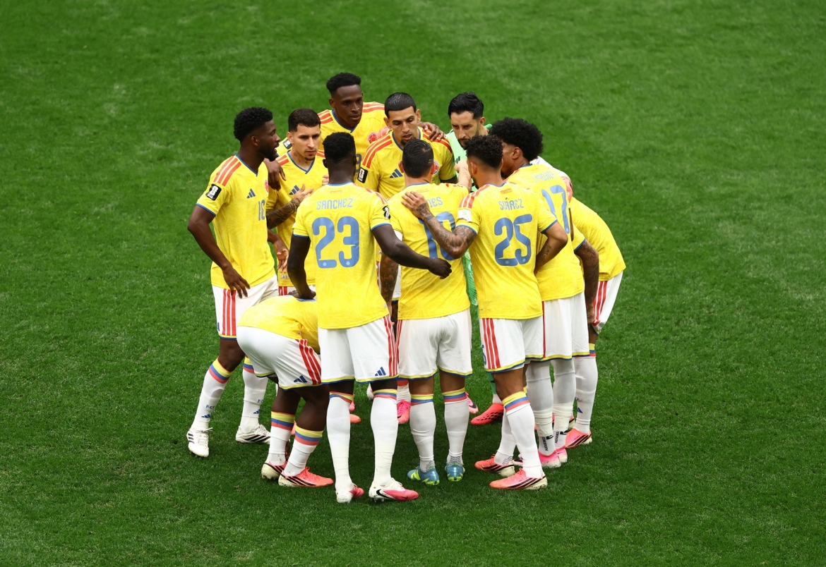Colombia sử dụng áo vàng, quần trắng, tất trắng ở trận này. (Ảnh: Reuters)