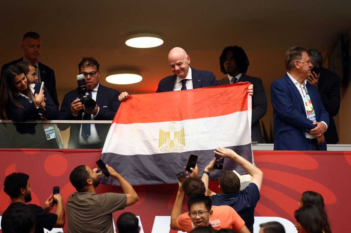 Chủ tịch FIFA Gianni Infantino giao lưu cùng người hâm mộ và chụp ảnh cùng lá cờ Ai Cập - đội vừa tạo ra cuộc đấu nghẹt thở với Argentina khi tới sân BC Place Vancouver theo dõi trận Thụy Sĩ gặp Colombia. (Ảnh: Reuters)