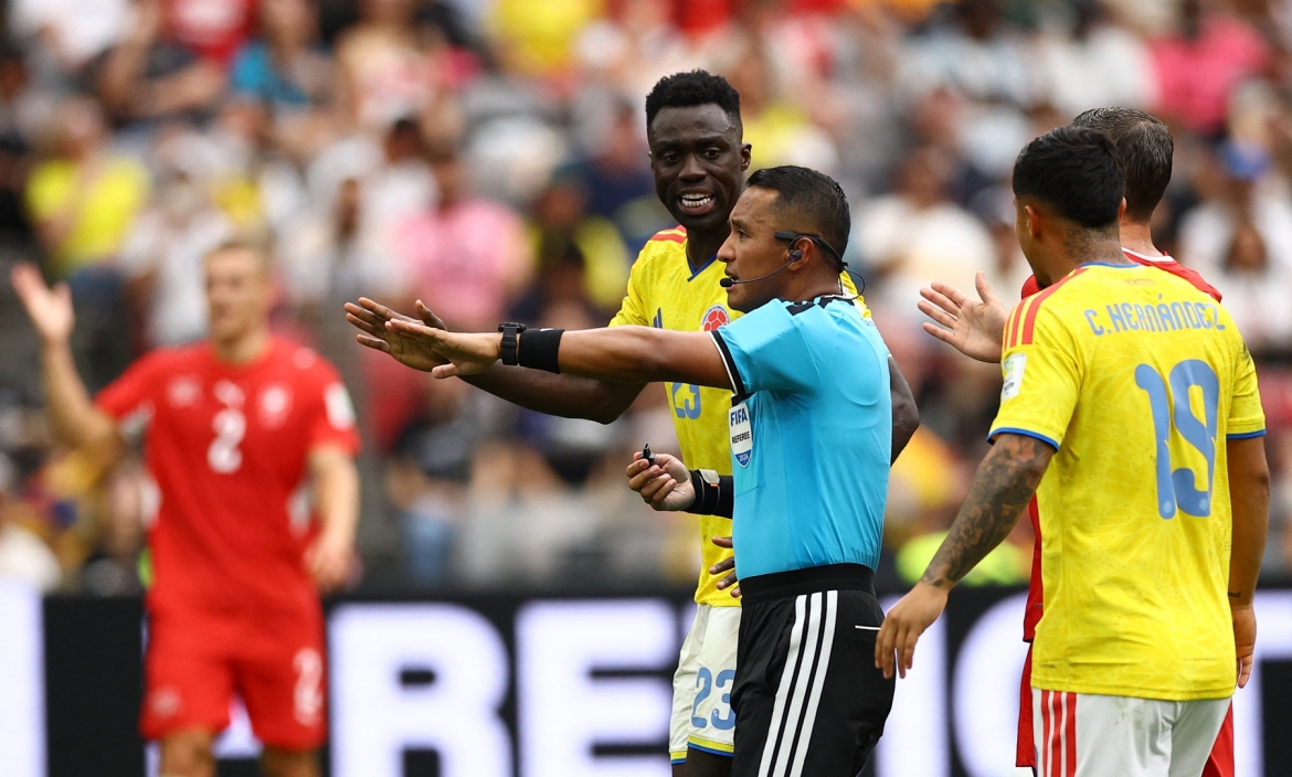 Trọng tài từ chối thổi phạt đền trước sự phàn nàn của các cầu thủ Colombia. (Ảnh: Reuters)