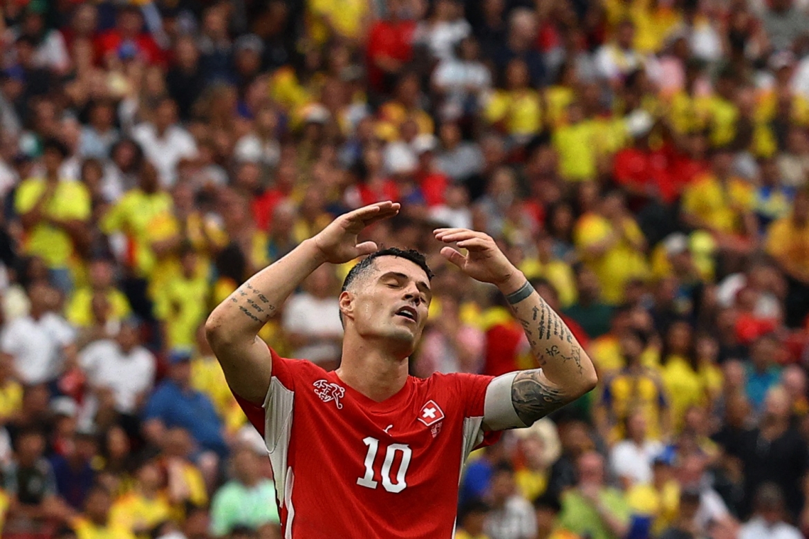 Nỗi thất vọng của Xhaka. (Ảnh: Reuters)