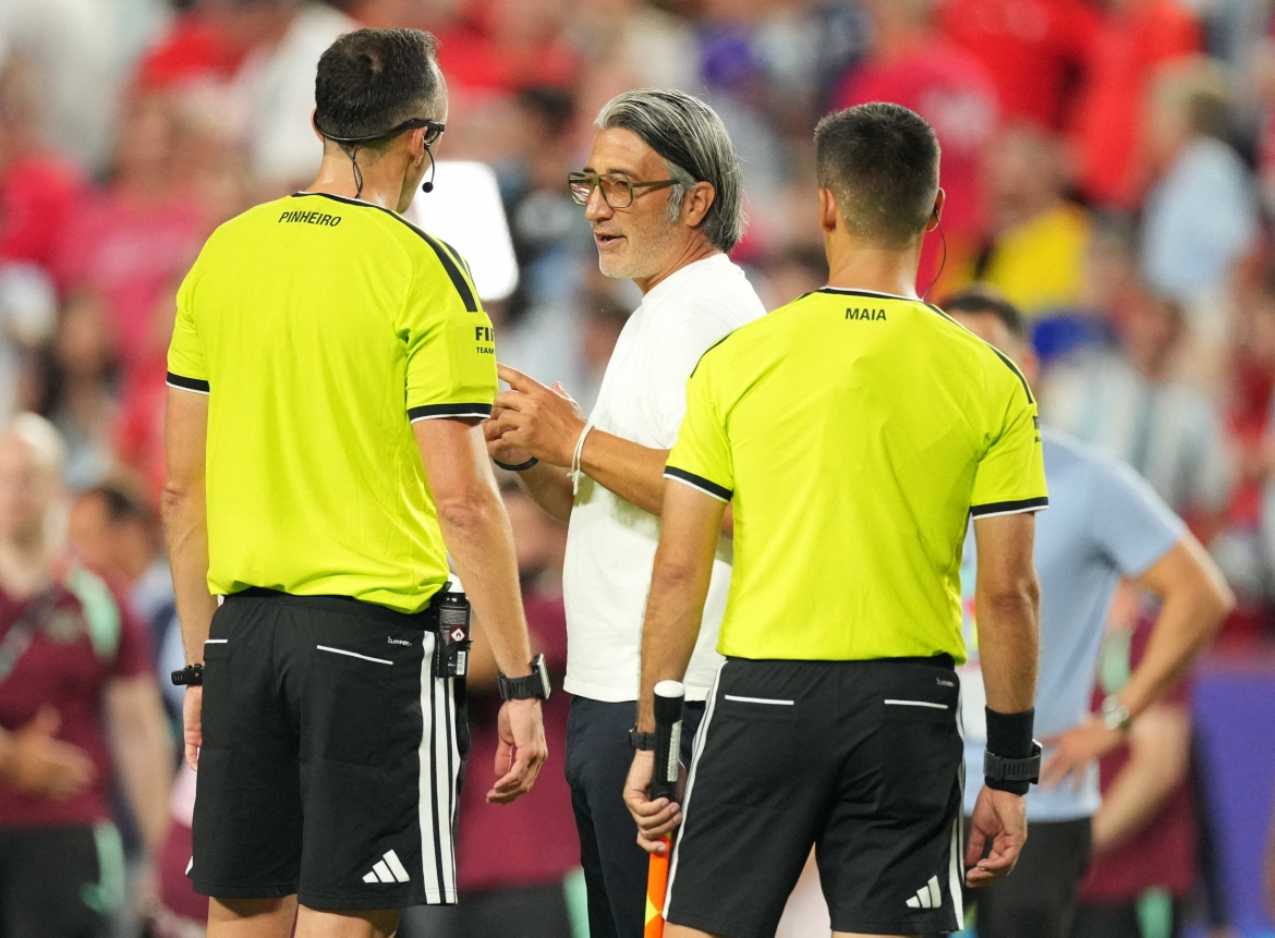 HLV Yakin cho rằng các trọng tài đã mắc sai lầm và phá hỏng trận tứ kết World Cup 2026. (Ảnh: Reuters)