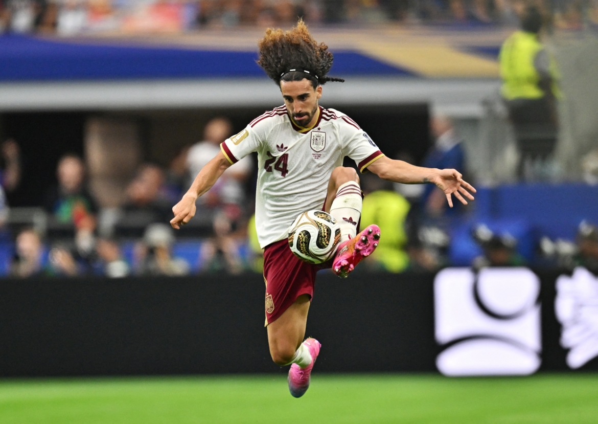 Hậu vệ trái: Marc Cucurella không bị qua người bất cứ lần nào trong 5 trận cuối ở World Cup 2026. Đặc biệt, hậu vệ này đã khóa chặt cả Ousmane Dembele và Michael Olise của Pháp ở bán kết. Marc Cucurella còn có 2 pha kiến tạo trên hành trình vô địch của Tây Ban Nha.