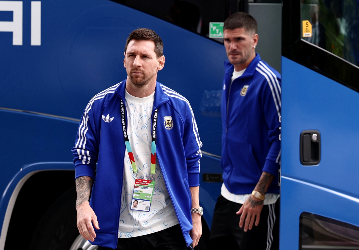 Messi và các cầu thủ Argentina tới sân. (Ảnh: Reuters)
