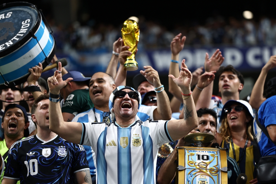 CĐV Argentina thể hiện sự cuồng nhiệt trên khán đài. (Ảnh: Reuters)