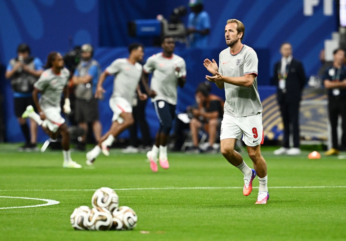 Harry Kane và các cầu thủ Anh ra sân khởi động. (Ảnh: Reuters)
