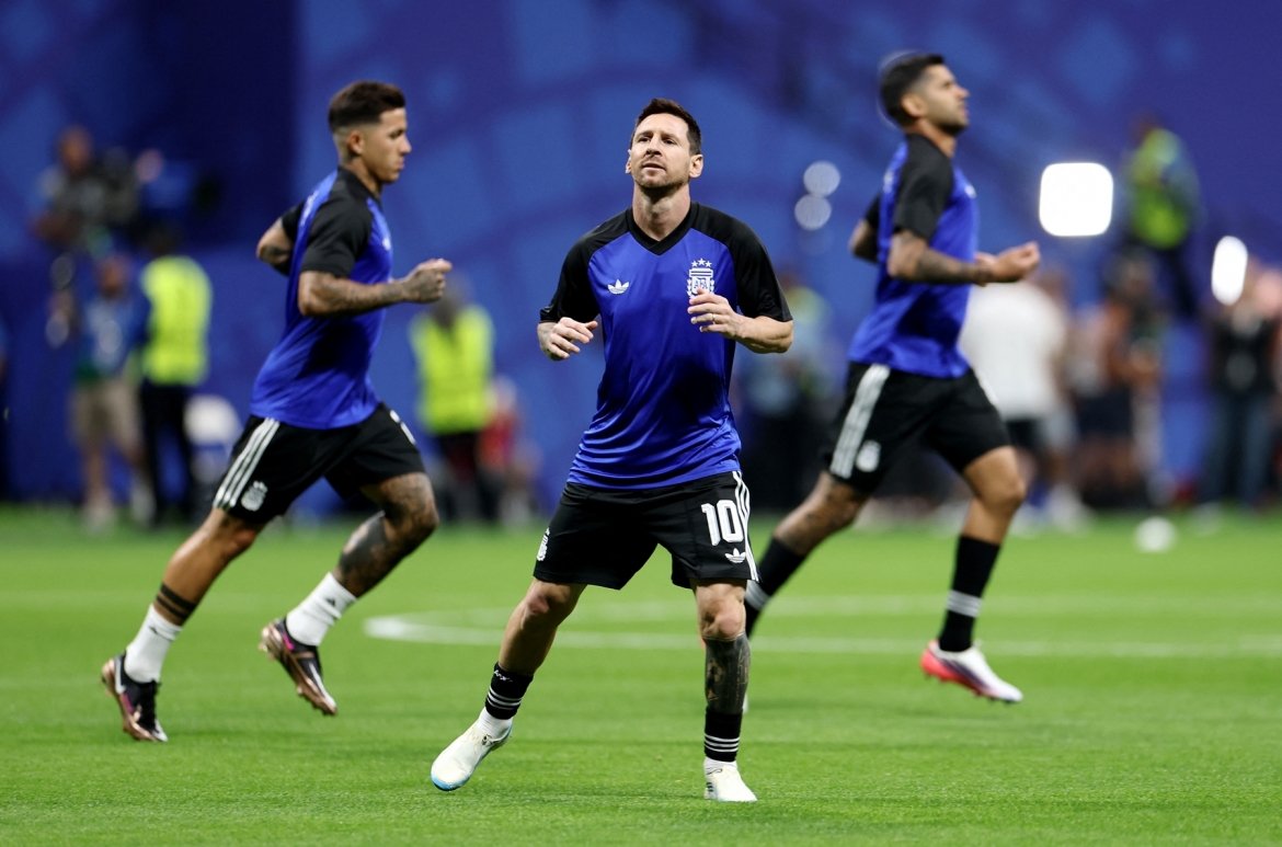 Messi là tâm điểm chú ý. (Ảnh: Reuters)