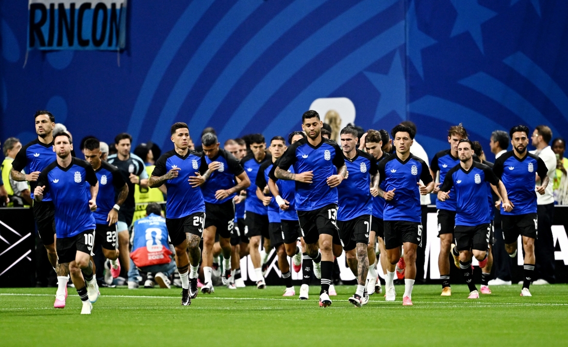 Các cầu thủ Argentina ra sân khởi động. (Ảnh: Reuters)