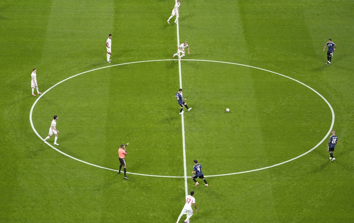Messi giao bóng sau tiếng còi khai cuộc. (Ảnh: Reuters)