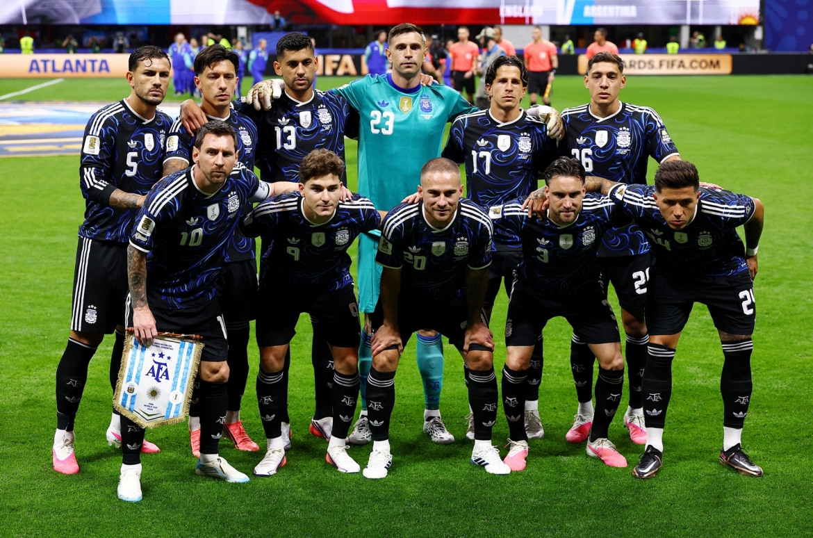 Argentina sử dụng trang phục sân khách màu xanh đen. (Ảnh: Reuters)