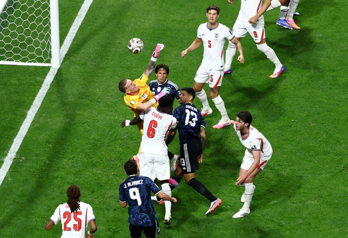 Thủ môn Pickford bị phạm lỗi trong tình huống phạt góc của Argentina. (Ảnh: Reuters)