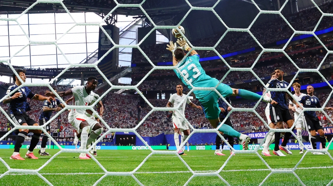 Thủ môn Martinez cản phá cú sút phạt của James. (Ảnh: Reuters)